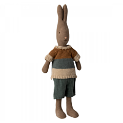 Maileg kanin - Brown size 2 - dreng i trøje og shorts. Sjovt legetøj
