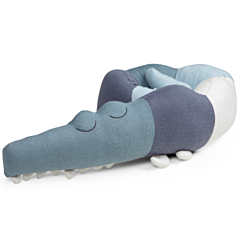 Sebra pude strikket - Sleepy Croc, powder blue. Fin indretning til børneværelset